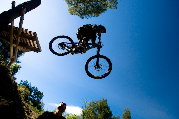 Mountainbike i högt hopp. Foto: Stefan Tell