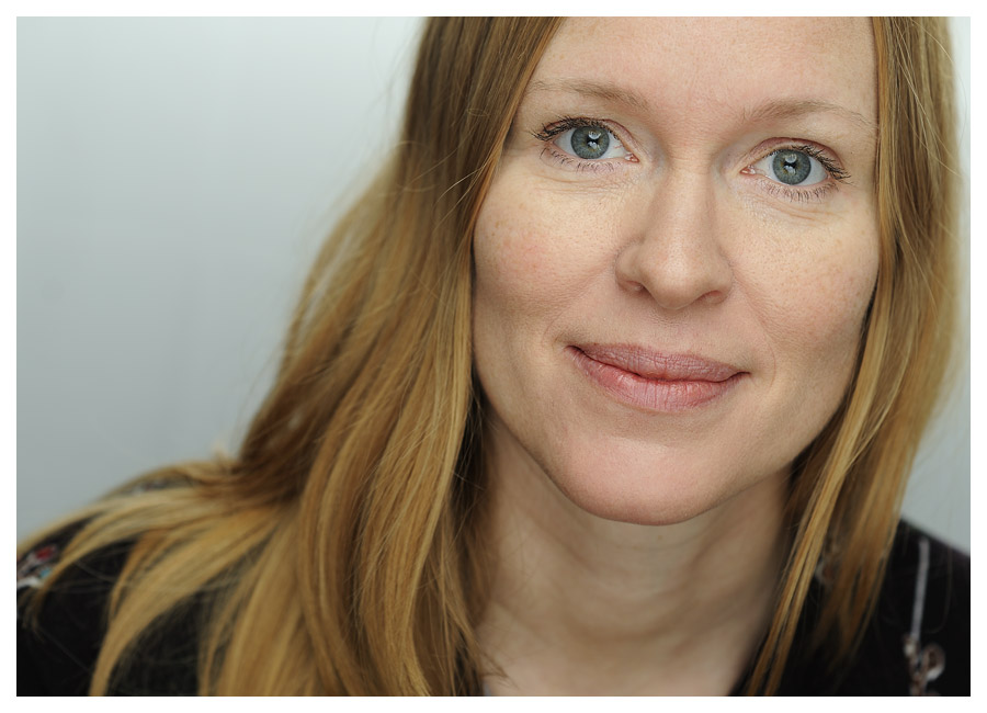 Porträttfotografering av författarporträtt, debuterande författare Anna Ehring i fotostudio. Fotograf Stefan Tell