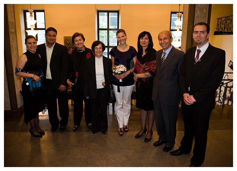 Gruppbild med kronprinsessan Victoria tilllsammans med Tamer Institute, vinnare av ALMA 2009