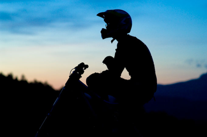 Mountainbike, silhuett i gryningen. Foto: Stefan Tell